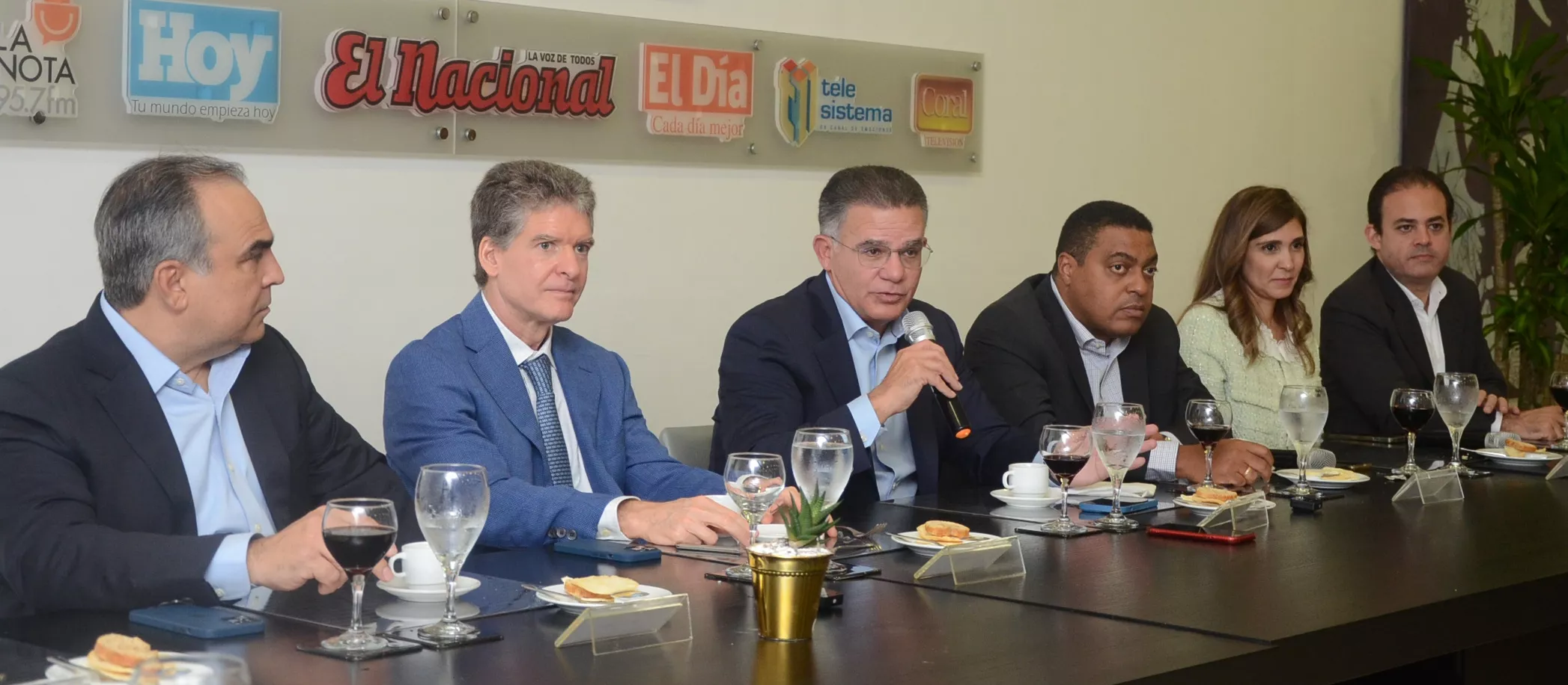 Celso Juan Marranzini, José Alfredo Corripio, Pedro Brache, José Monegro, Juana Barceló y Carlos Iglesias ayer en el almuerzo con los altos cargos del Conep.