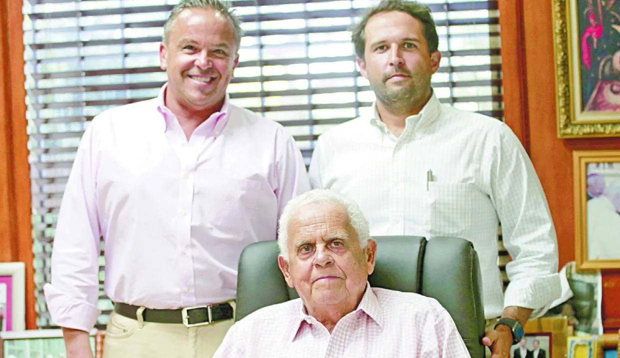 Don Tato es un hombre de fe y de familia. Efigies de Cristo y de la Virgen en su oficina además del trato que tiene con hijos y nietos  , así lo avalan.  EIESER TAPIA