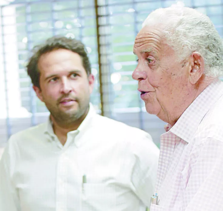 Rafael Bisonó muestra una de las fotos que conserva de uno de los encuentros que tuvo con el expresidente Joaquín Balaguer.  ELIESER TAPIA