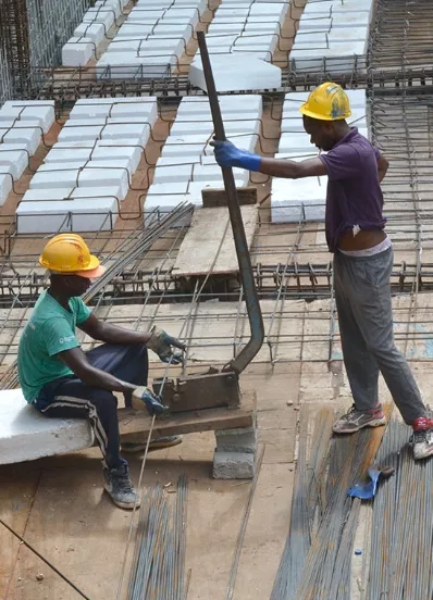 Obrero  realizando  su labor.
