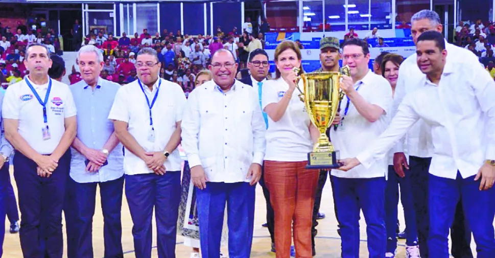 La vicepresidenta de la República, Raquel Peña, recibe la Copa Banreservas entregada por Eduardo Sanz Lovatón, junto a   César Cedeño,  Francisco Camacho, José Joaquín Puello, Diego Pesqueira,  Rafael Uribe y Jesús Vásquez .    fuente externa