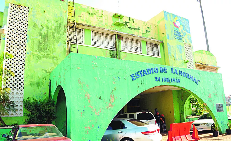 Condiciones en las que se encuentra la parte frontal del histórico estadio de La Normal .  nicolÁs monegro