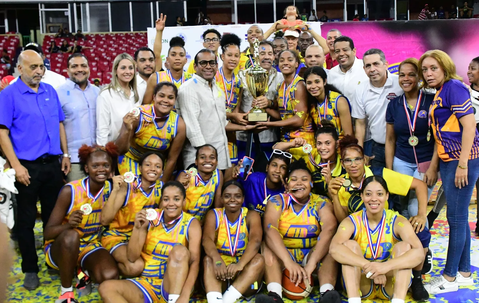 Jugadoras y directivos del club Mauricio Báez exhiben con orgullo la copa conquistada en torneo femenino.   fuente externa