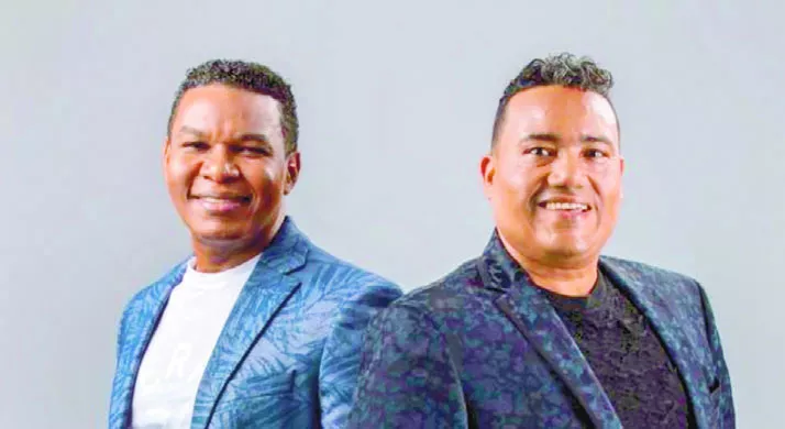 Raymond y Miguel, quienes celebran 30 años en los escenarios como dueto humorístico.