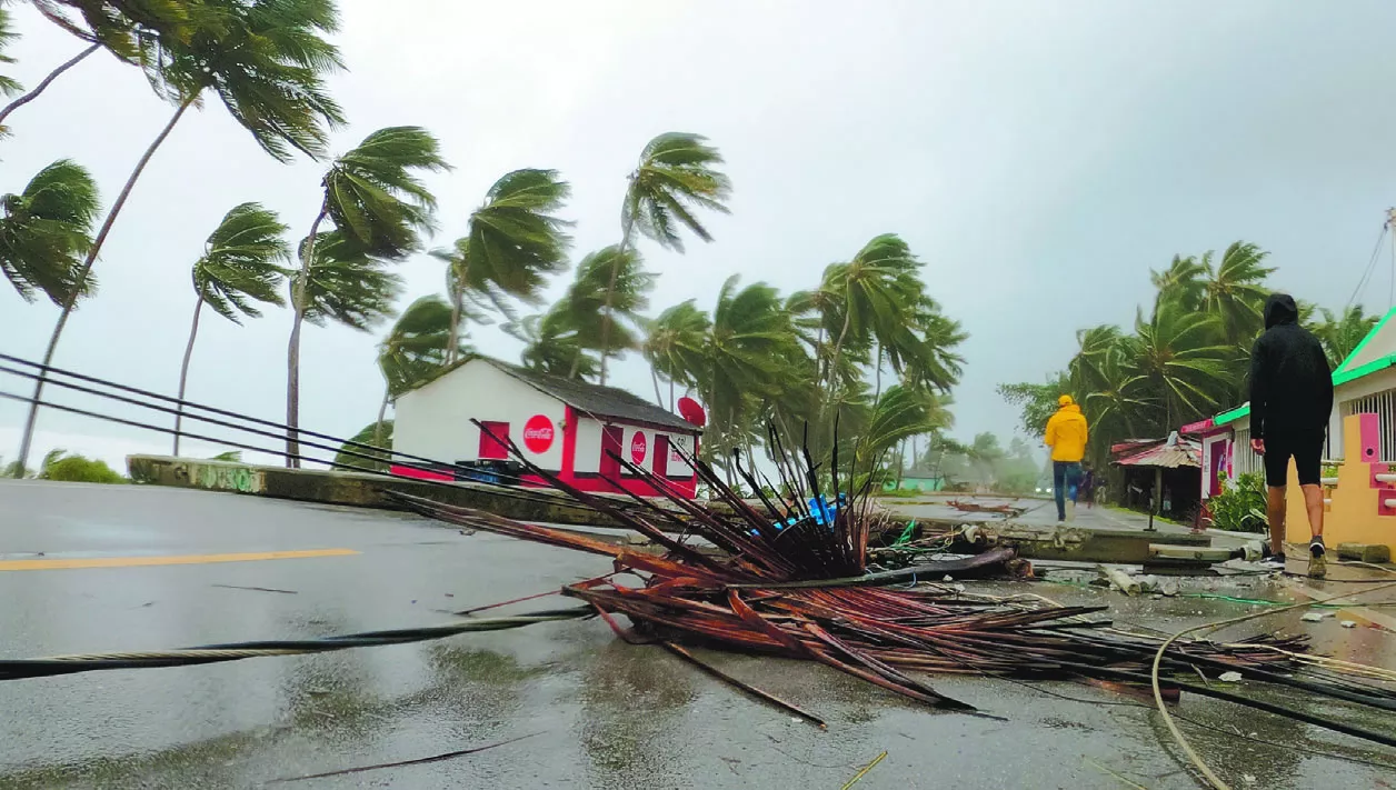 Los fuertes vientos de Fiona derrumbaron el tendido eléctrico en Nagua, dejando sin servicio de energía a esa comunidad.  Elieser tapia.