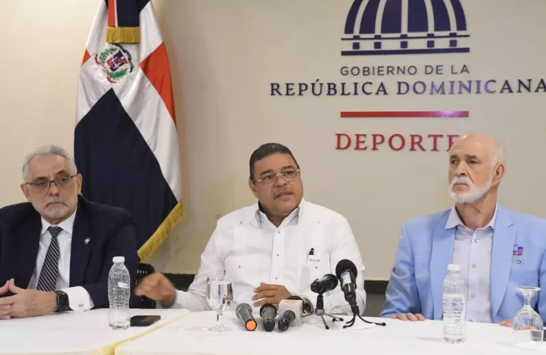 Francisco Camacho junto a Vitelio Mejía y Antonio Acosta.