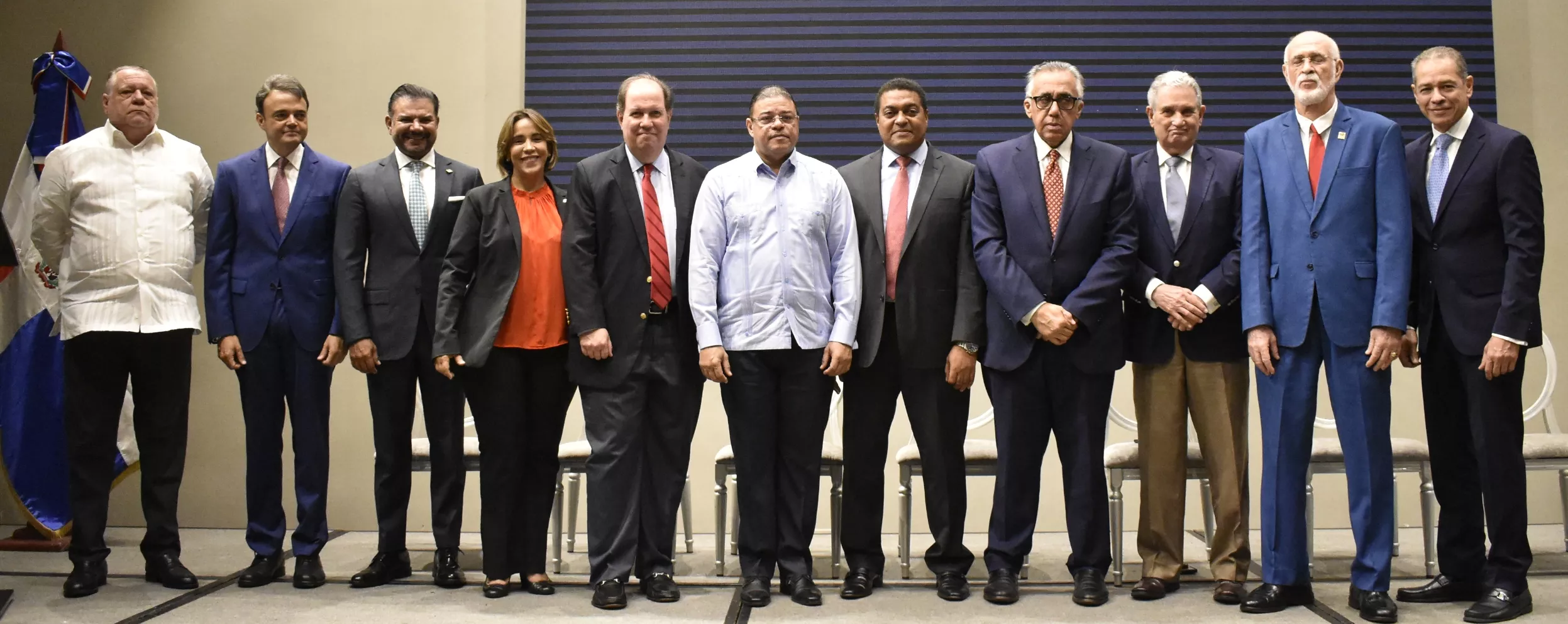 José P. Monegro, presidente del Comité Organizador de los Juegos Santo Domingo 2026, acompañado desde la izquierda de Arístides Fernández Zucco, José Manuel Ramos,  Andrés Vander Horst, Mercedes Canalda,    Felipe Vicini, Francisco Camacho, Luis Mejía Oviedo, José Joaquín Puello Herrera, Antonio Acosta y Fernando Langa.  jose de leon.