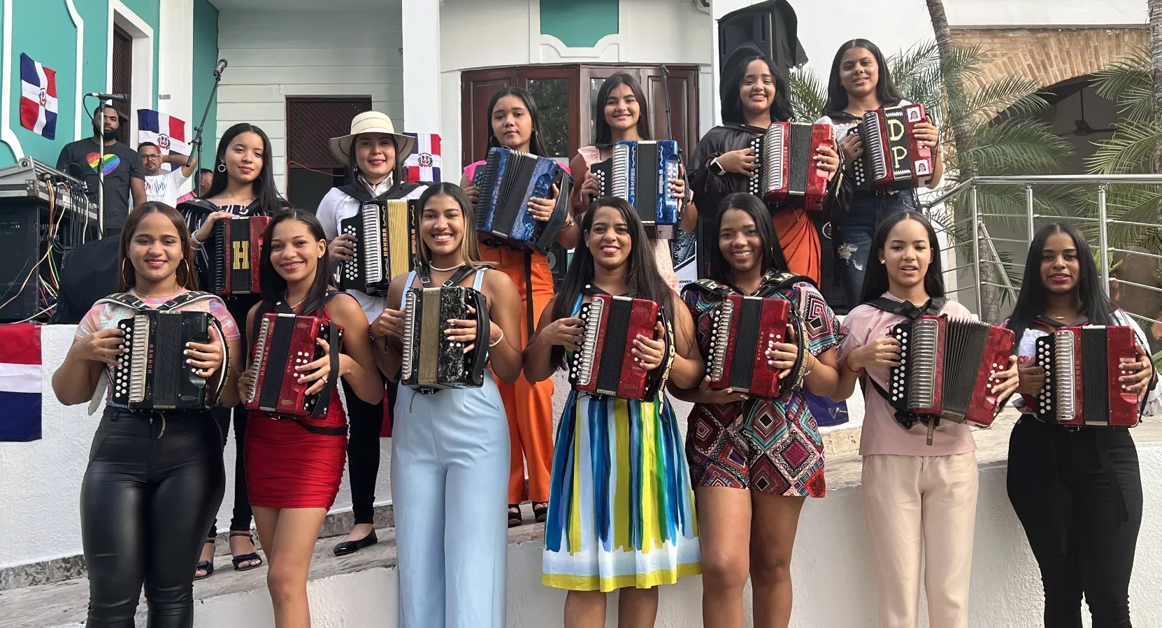 Las mujeres dominicanas  se están motivando mucho por el merengue típico a nivel de casi todo el país.  fuente externa.
