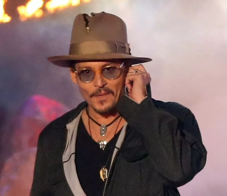 Johnny Depp tiene una fortuna de 150 millones de dólares.
