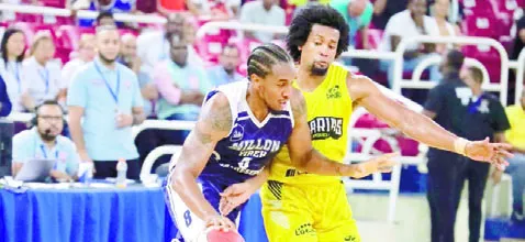 Marvin Smith Jr. defendido por Manuel Fortuna.   externa