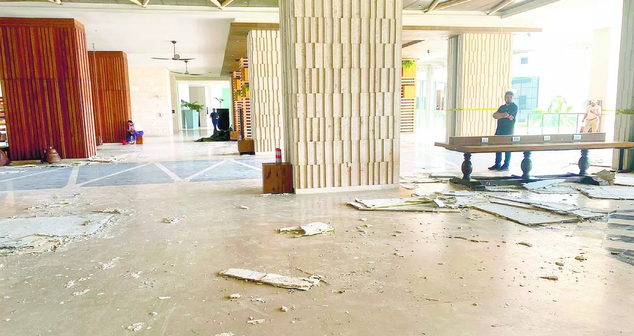 Los fuertes vientos derribaron parte de las decoraciones y algunas estructuras de un hotel en la zona Este del país.