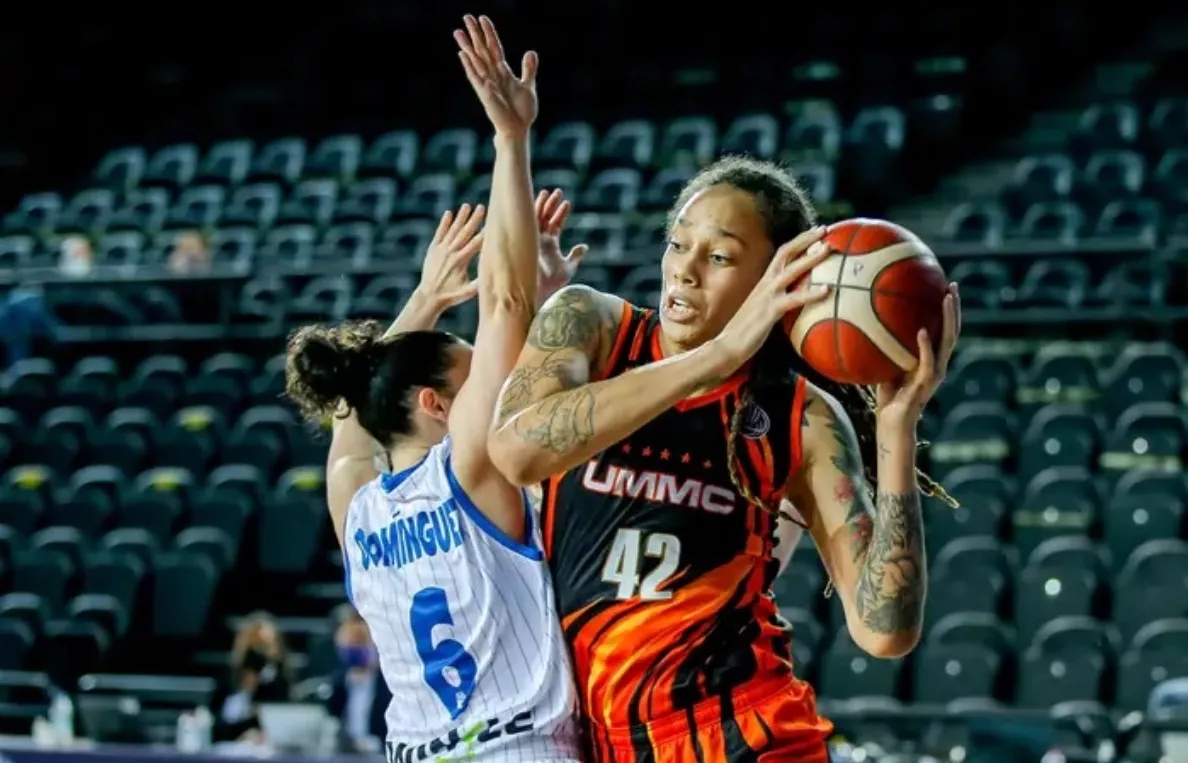 Brittney Griner en acción en uno de los partidos del Ekaterinburg en basket ruso .  Archivo