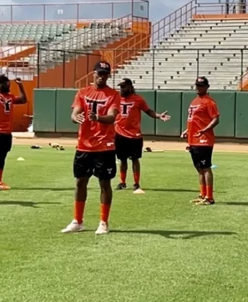 Jugadores de los Toros  durante entrenamientos.