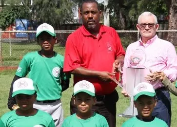 Luisito Mercedes premia Estrellas de Hugo López.