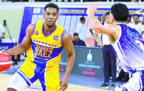 Gerardo Suero intenta burlar la defensa de  Brayan Polanco.