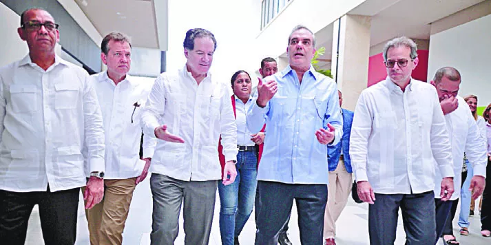 El presidente Luis Abinader encabezó la inauguración del Centro Comercial.