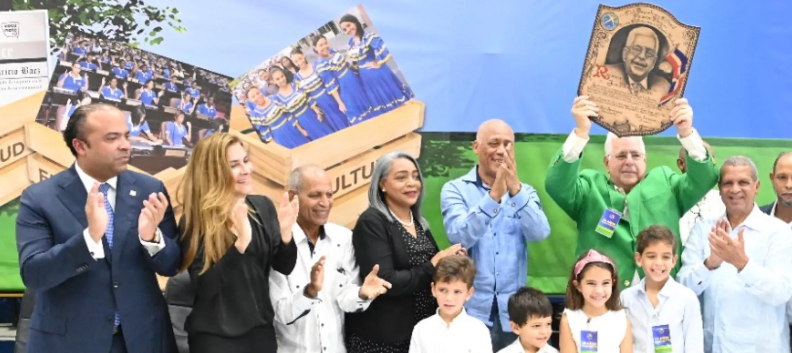 José Manuel Mallén levanta la placa de reconocimiento que le otorgó la directiva del club Mauricio Báez, le acompañan desde la izquierda,  Samuel Pereyra, Carolina Mejía, Emilio Valdez, Rosa Doñé, José -Boyón– Domínguez y  Leo Corporán.