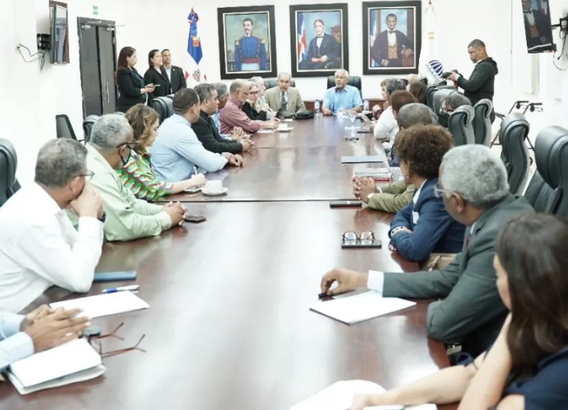 Ángel Hernández y   personalidades que integran la Comisión.