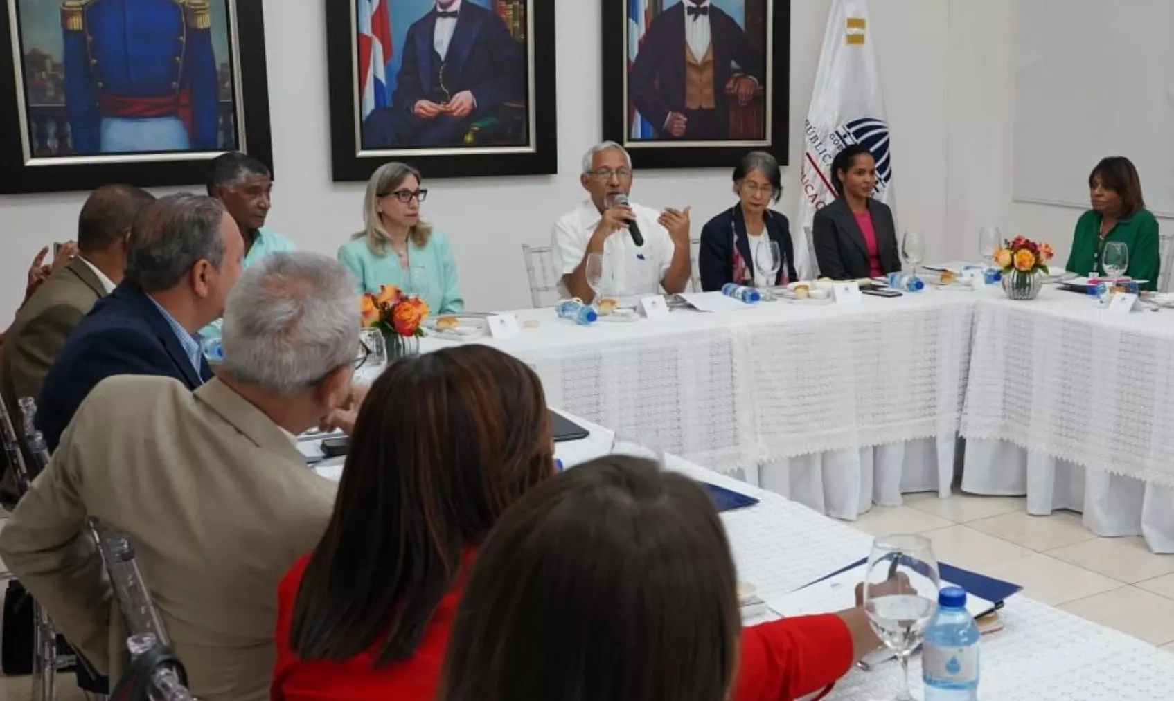El ministro Ángel Hernández junto a una parte de su equipo y miembros de la prensa  en el conversatorio efectuado ayer.