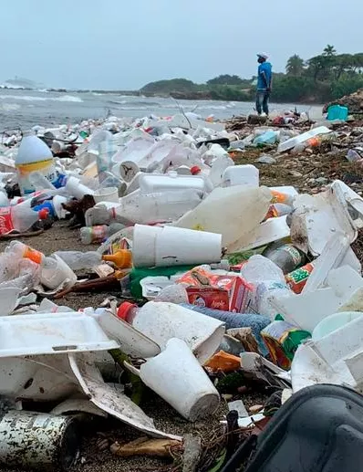Fuentes de aguas están contaminadas por desechos.