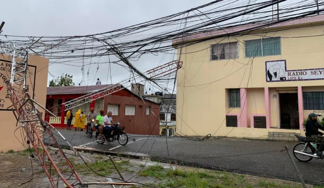 La antena para FM de 52 metros de altura de Radio Seibo fue partida en pedazos.