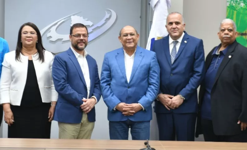 Rafael Santos Badía recició a los visitantes en su despacho.
