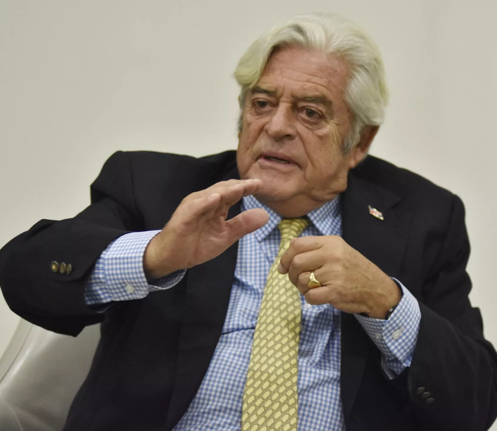 Lacalle Herrera considera que hay que enamorarse de  la política, porque si no la misma no tendría sentido. josé de león