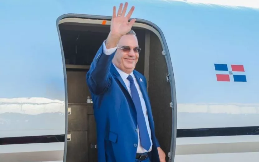 Mandatario viaja en vuelo privado desde San Isidro.