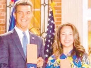 Ydanis Rodríguez y Elizabeth de León Bhargava.