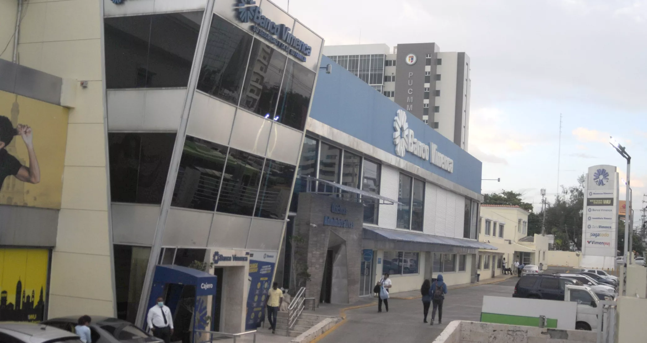 La sede de Vimenca se levanta  donde un día un temporal impidió la venta de billetes y quinielas y esa semana se quedó mojado el premio mayor.  NICOLÁS MONEGRO.