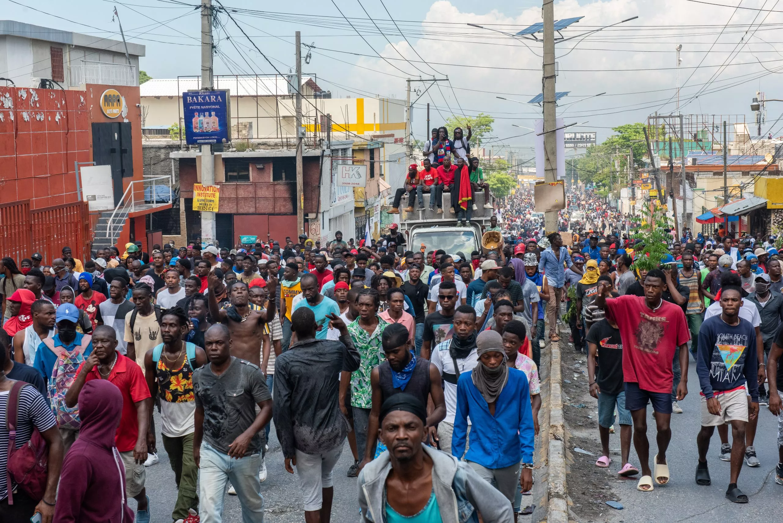 Miles de haitianos protestan contra el alto costo de alimentos y combustibles