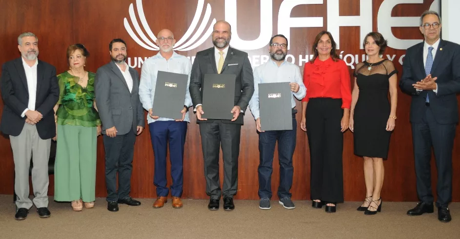 Ricardo Esteban, Jesús Feris y Eneldo Serrata, Isabel y Virginia Esteban, Etienne, Mildred y Ariel Sánchez y José Mármol.