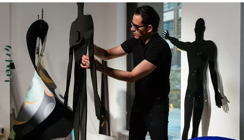 El artista Antonio Pendones muestra  su galería.