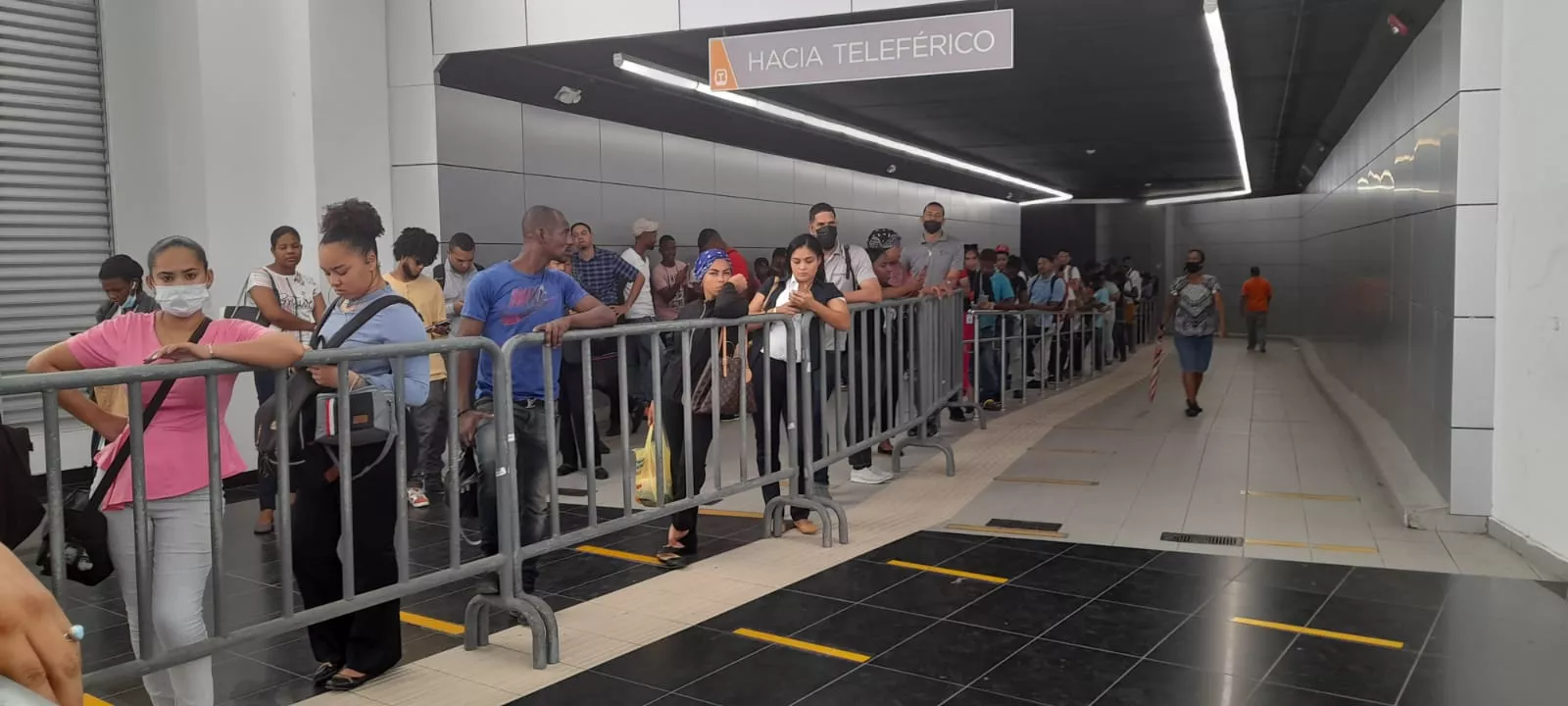 Filas "kilométricas" y caos en el Metro y Teleférico de Santo Domingo