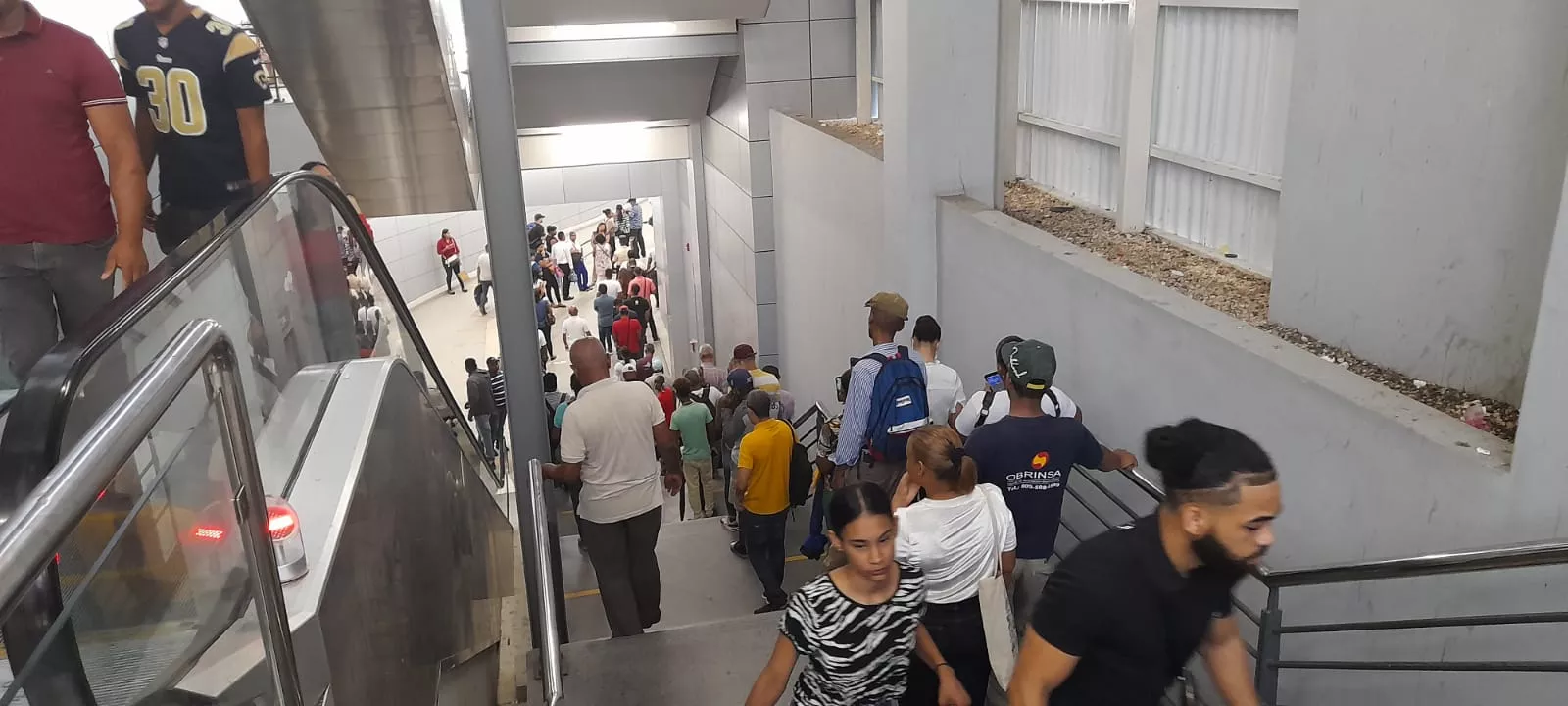 Filas "kilométricas" y caos en el Metro y Teleférico de Santo Domingo