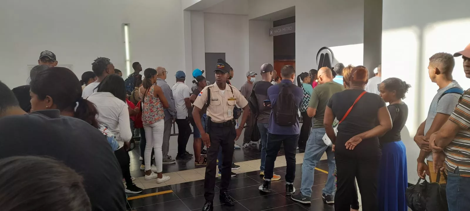 Filas "kilométricas" y caos en el Metro y Teleférico de Santo Domingo