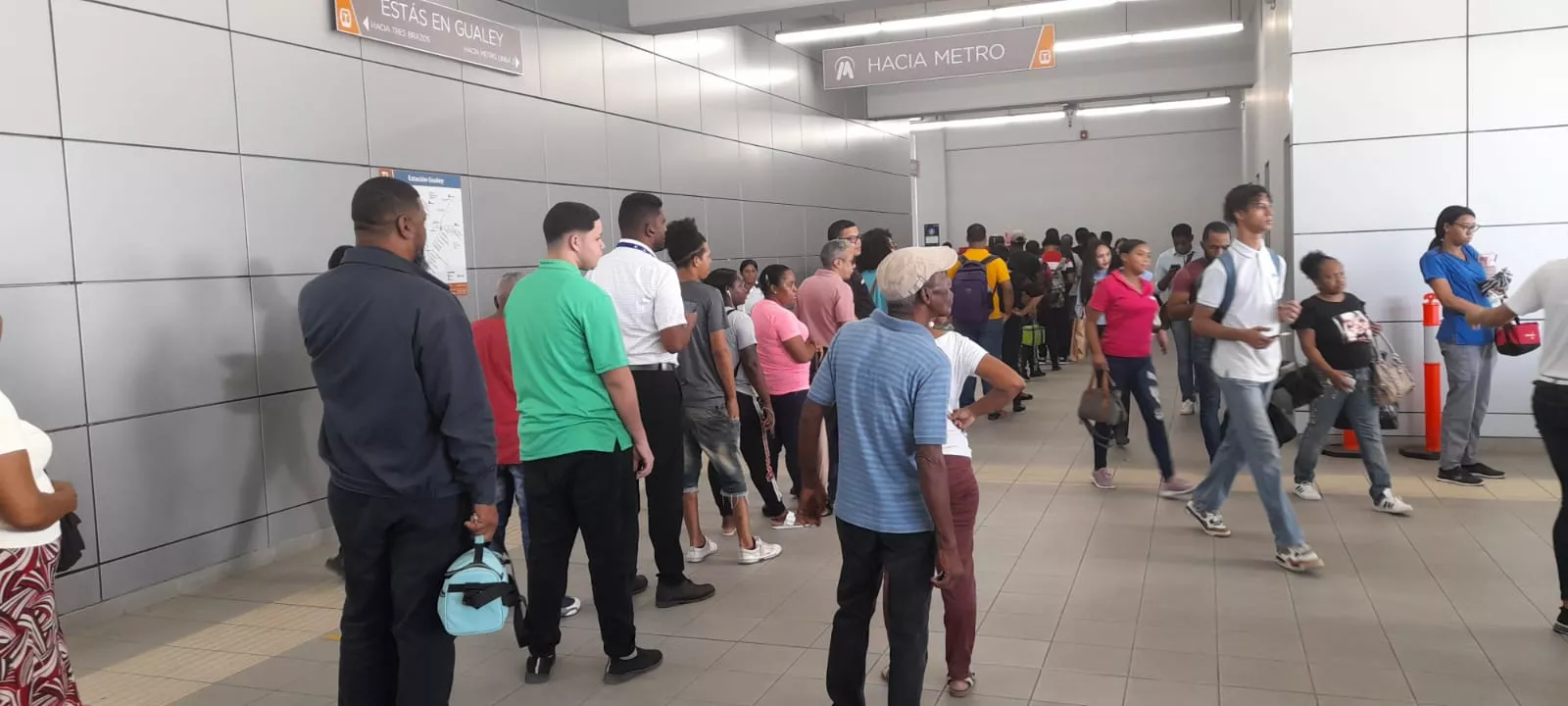 Filas "kilométricas" y caos en el Metro y Teleférico de Santo Domingo