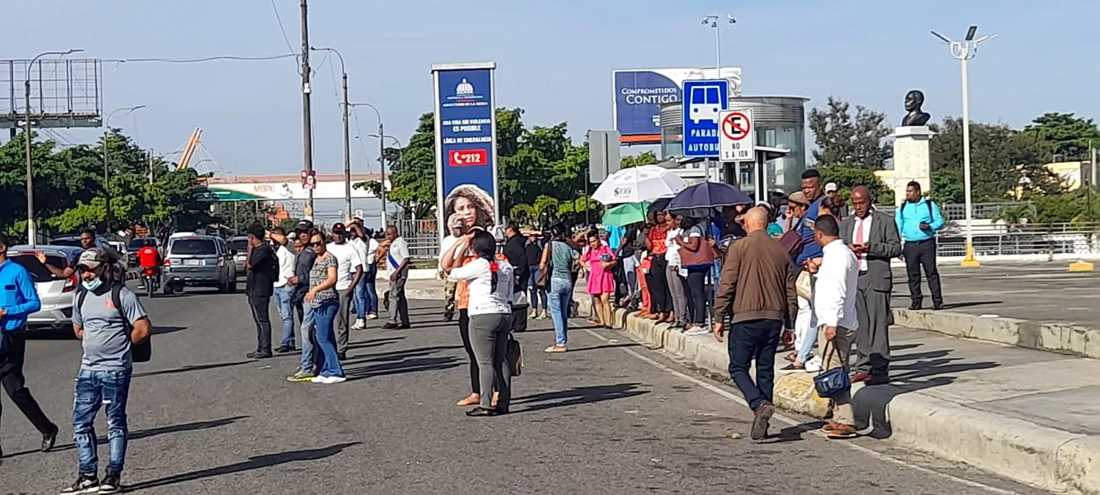 Filas "kilométricas" y caos en el Metro y Teleférico de Santo Domingo