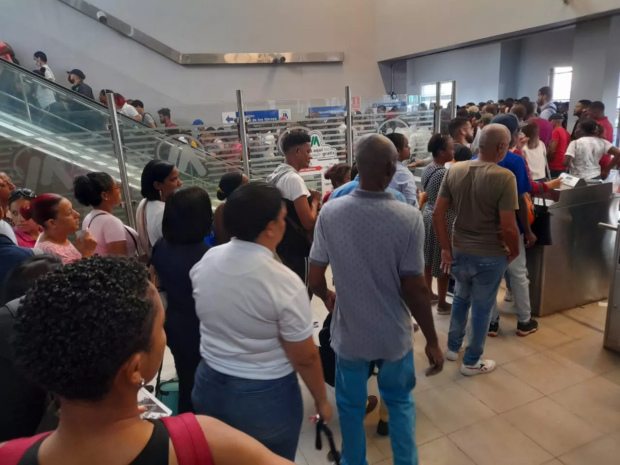 Filas "kilométricas" y caos en el Metro y Teleférico de Santo Domingo