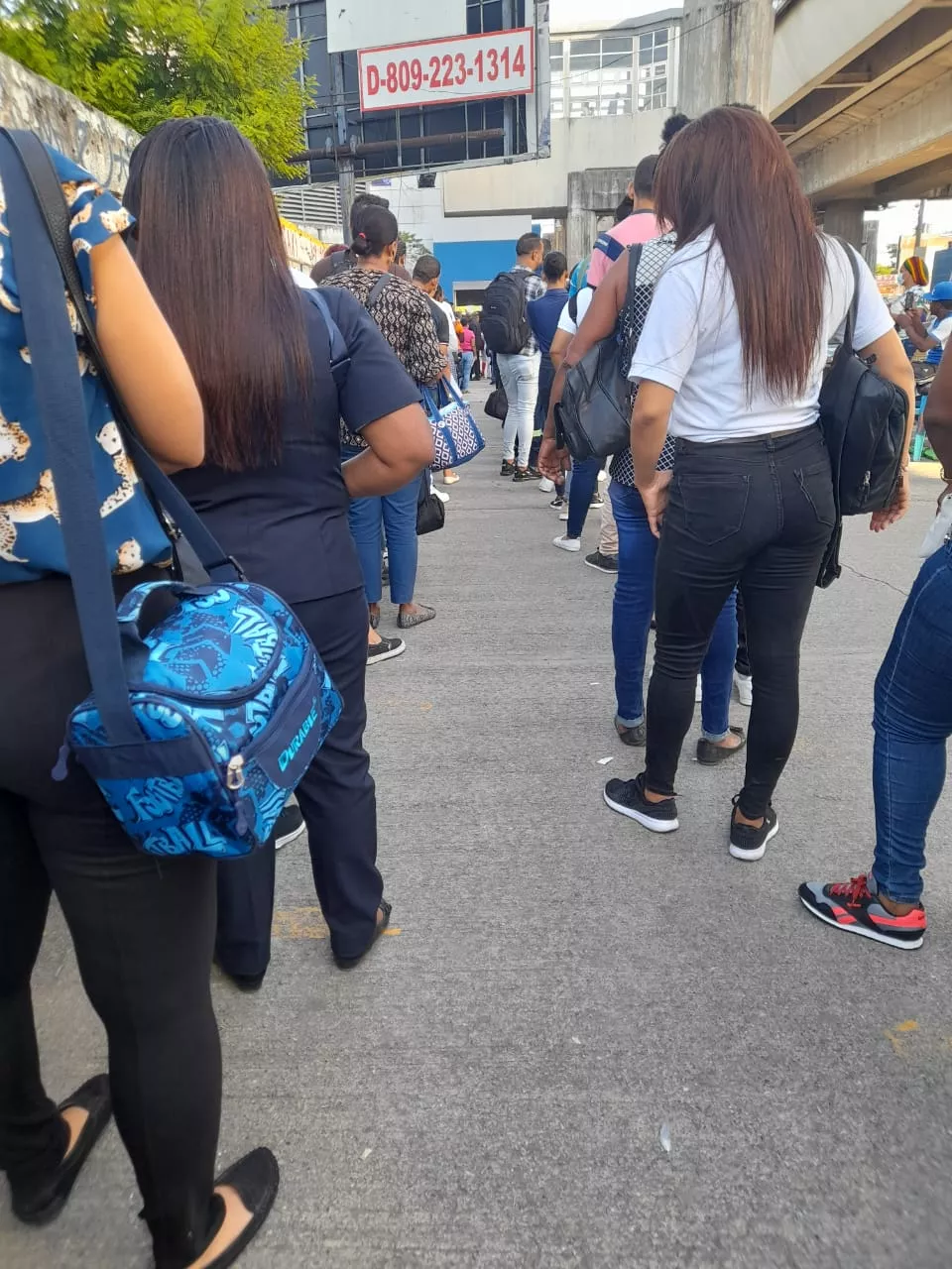 Filas "kilométricas" y caos en el Metro y Teleférico de Santo Domingo
