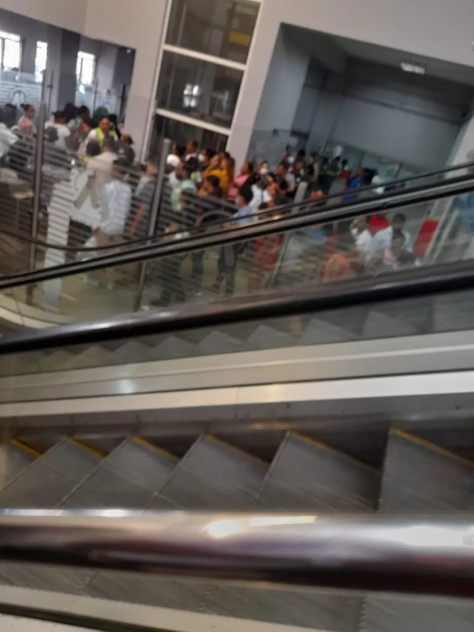 Filas "kilométricas" y caos en el Metro y Teleférico de Santo Domingo