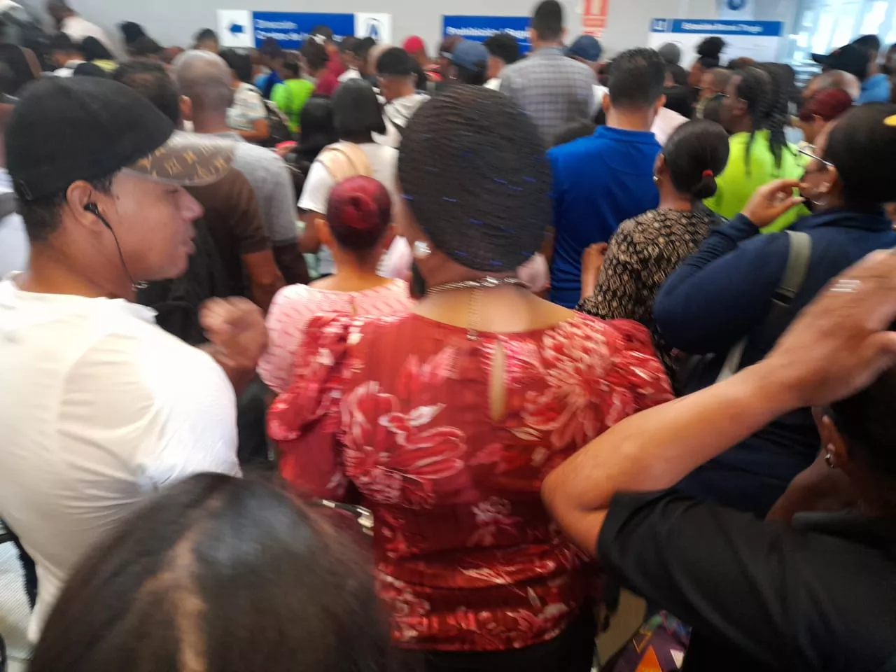 Filas "kilométricas" y caos en el Metro y Teleférico de Santo Domingo
