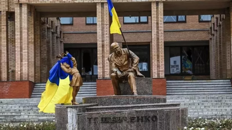 Banderas ucranianas fueron colocadas en estatuas en una plaza en Balakleya, en la región de Járkov en Ucrania.