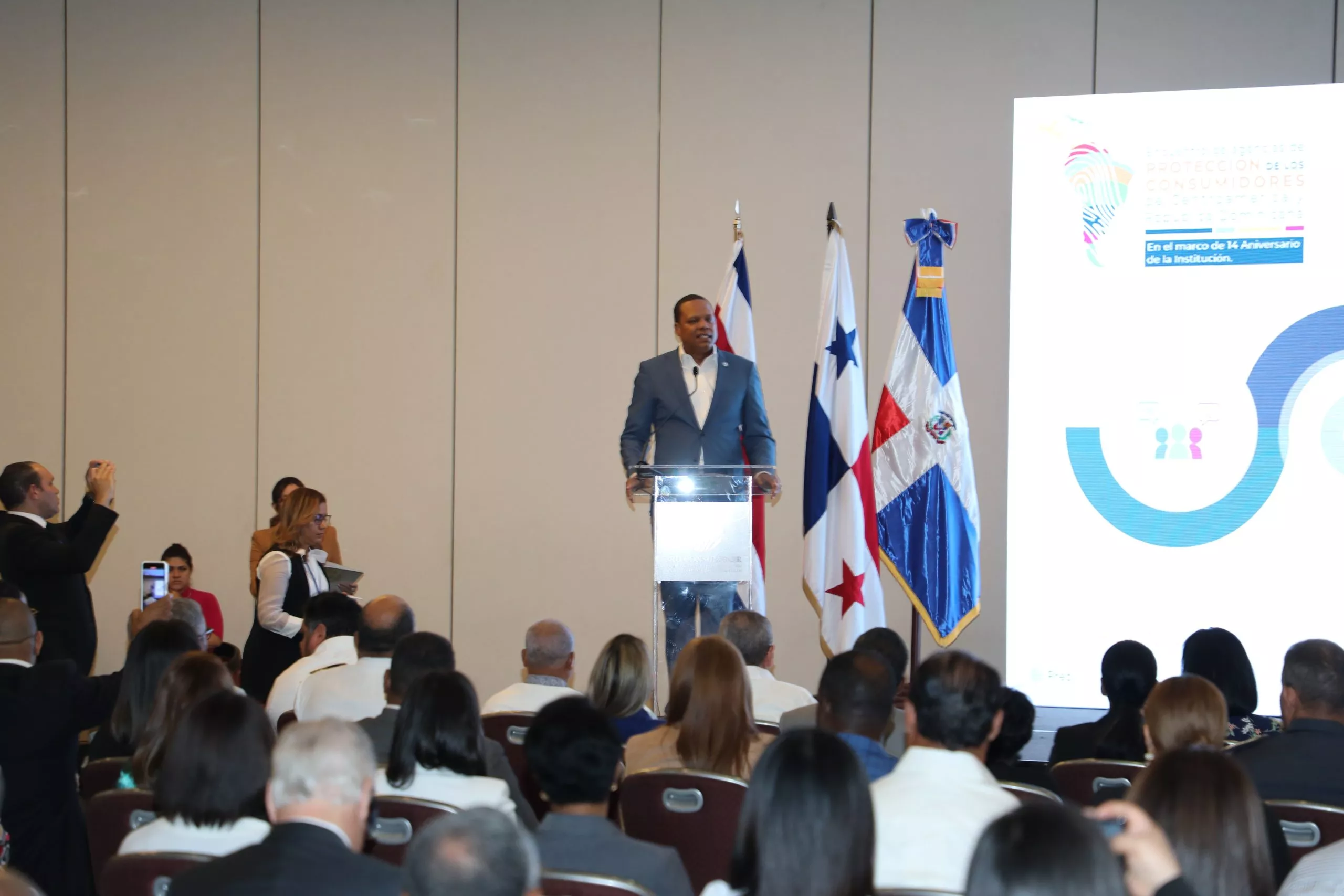 (foto #1) Eddy Alcantara habla en la actividad.