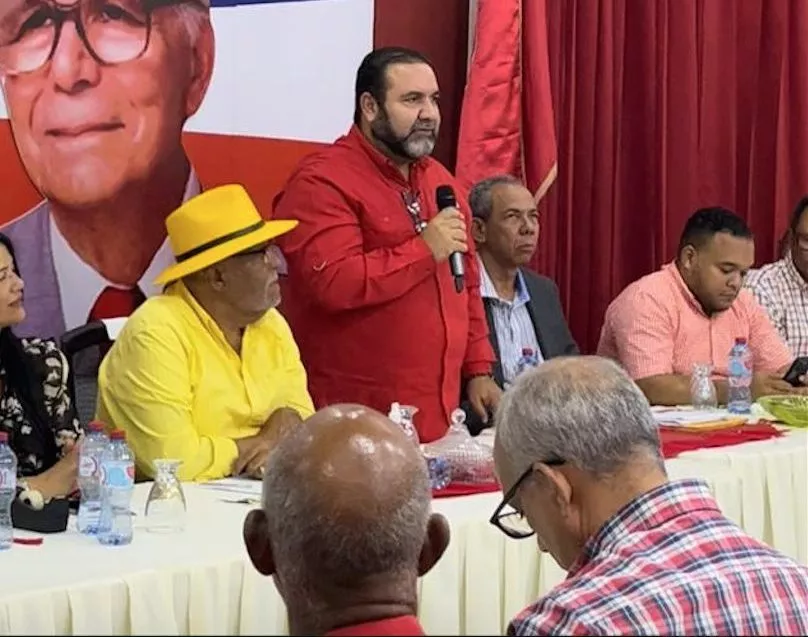 (foto) El secretario general del PRSC, Ramón Rogelio Genao, habla en la rueda de prensa.