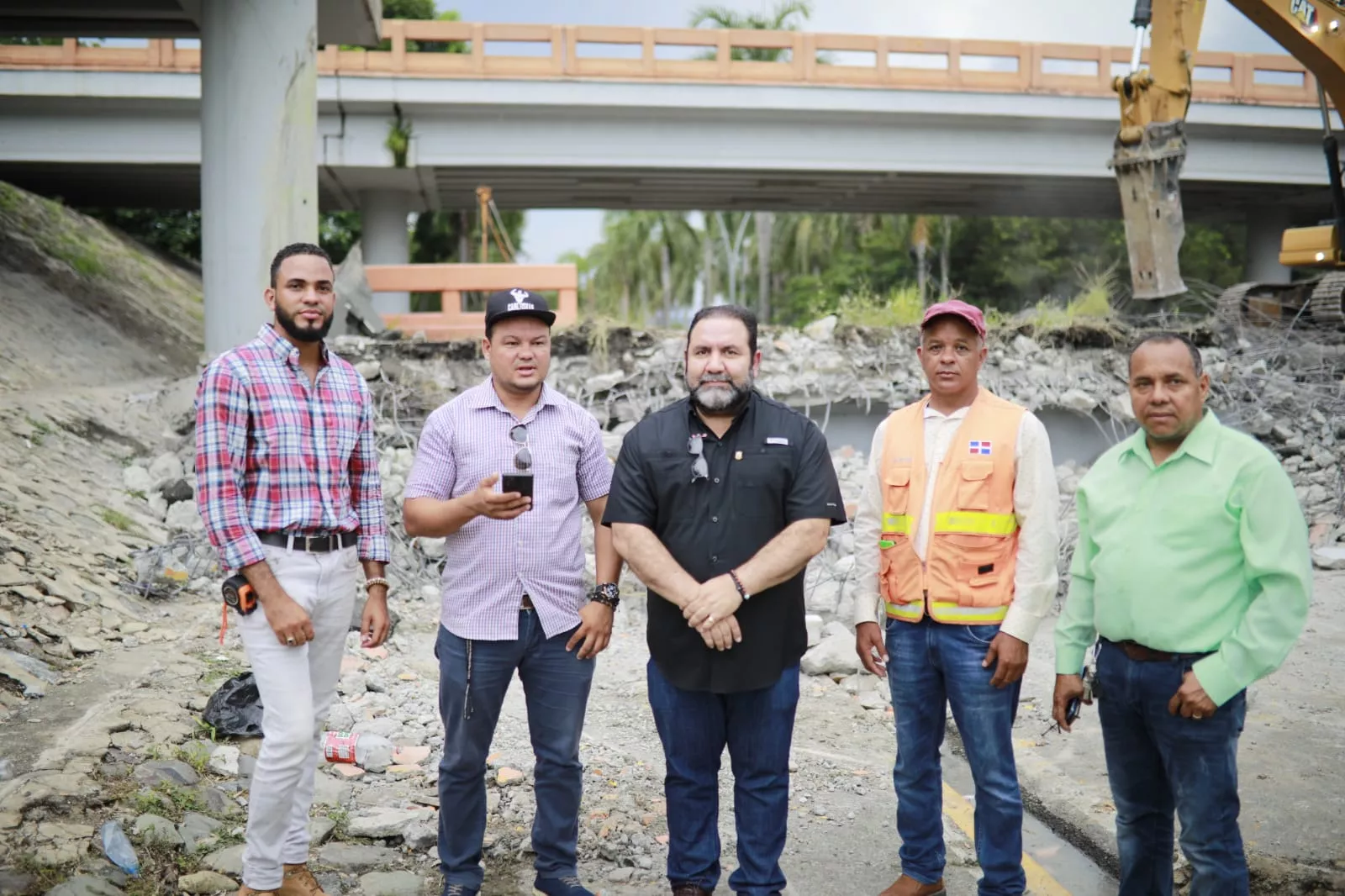 (foto) El senador Ramón Rogelio Genao visita la zona donde colapsó el Puente Seco, de Pontón, en la Autopista Duarte.