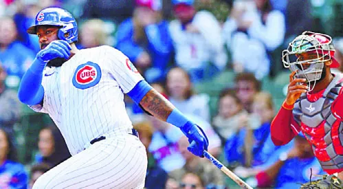 Franmil Reyes observa la trayectoria de la bola para un doble.
