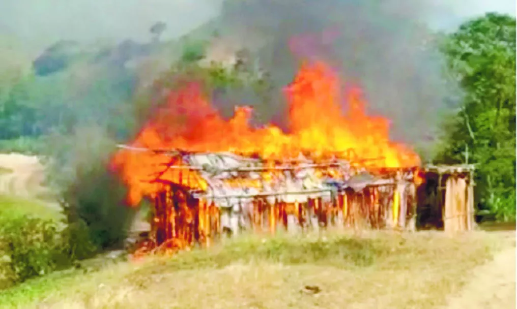 Tras la sospecha de que haitianos asesinaron a tres personas  en una finca ubicada en  Estero Hondo, municipio La Isabela, turbas de personas quemaron las viviendas de los inmigrantes que fueron obligados a huir de la zona. fuente externa