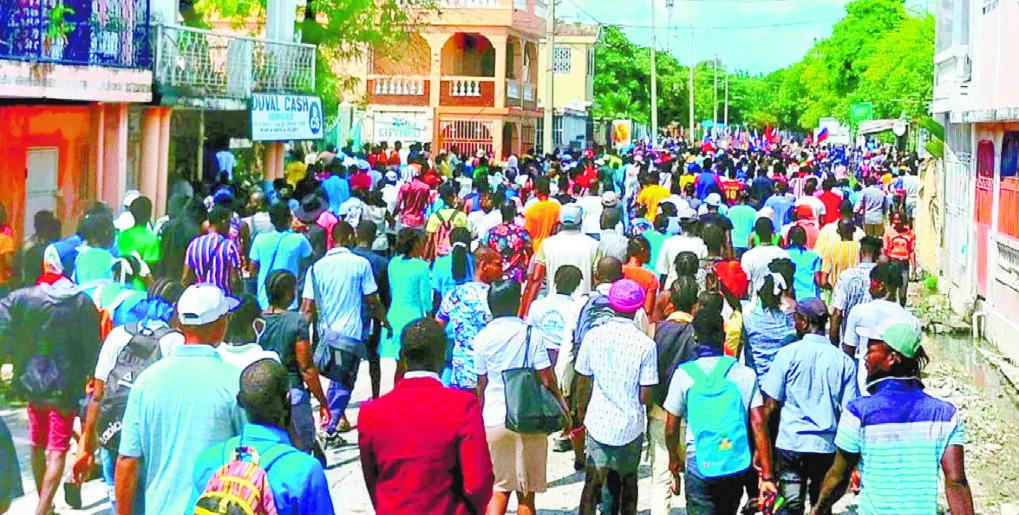 Cientos de manifestantes marcharon  vestidos de uniformes escolares en reproche al gobierno de  Henry.