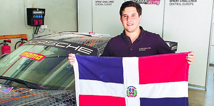Jimmy Llibre exhibe la bandera dominicana tras ganar una de sus competiciones.